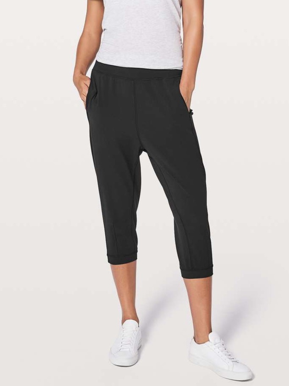 Lululemon Rejuvenate Crop *18"
Black size 4